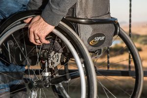 handicapé en fauteuil roulant