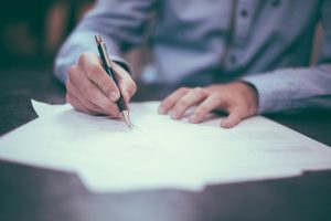 signature de documents papiers